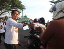 Bawaslu Parepare Berbagi Takjil di Kampung Enjoy, Tebar Keberkahan Ramadan Bersama Masyarakat