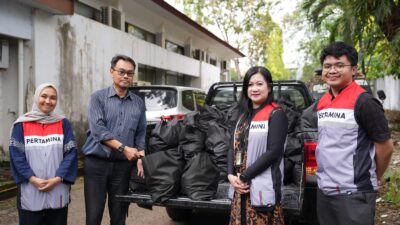 Pertamina Patra Niaga Sulawesi Salurkan Bantuan Ratusan Paket Sembako Jelang May Day 2026 di Sulsel
