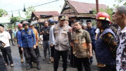 Tinjau Lokasi Kebakaran, Tasming Hamid Imbau Warga Waspada Ancaman Kebakaran di Musim Kemarau