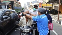 Kabut Asap Selimuti Parepare, Dinas Kesehatan Turun ke Jalan Bagikan Masker