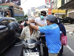 Kabut Asap Selimuti Parepare, Dinas Kesehatan Turun ke Jalan Bagikan Masker